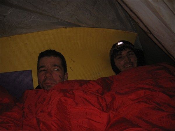 Укладываемся спать ввосьмером в 4-хместной палатке - 2