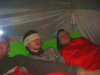 Укладываемся спать ввосьмером в 4-хместной палатке - 4