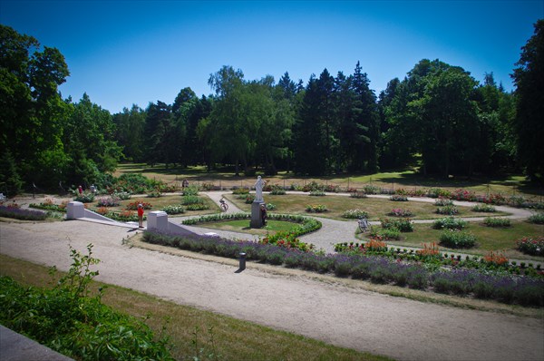 Парк у музея янтаря в Паланге.