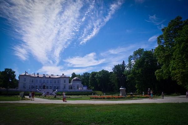 Парк у музея янтаря в Паланге