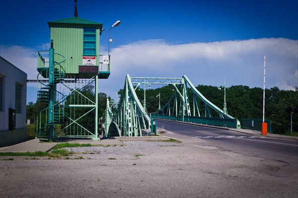 Выезд на мост Оскара Калпака, построенный через канал Каросты