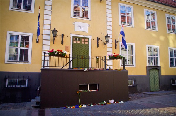 Цветы и свечи у посольства Голландии в связи с падением боинга