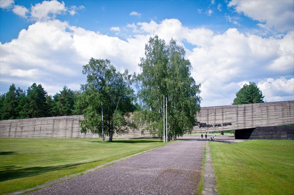 Вход в мемориальный комплекс на месте концлагеря Саласпилс.