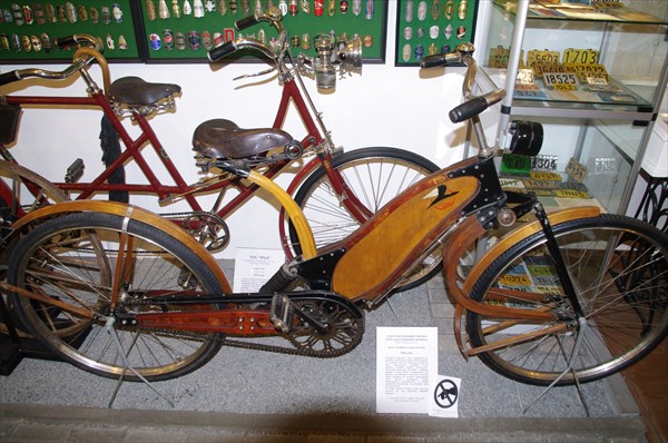 Первый двухподвесный деревянный велосипед, изготовленный в 1940