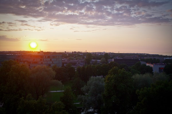 Таллин. Закат и вид на город с возвышенности Старого города.