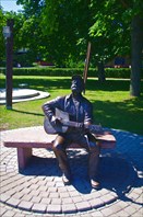 Памятник известному литовскому музыканту — Витаутасу Кярнагису