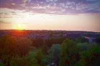 Таллин. Закат и вид на город с возвышенности Старого города.