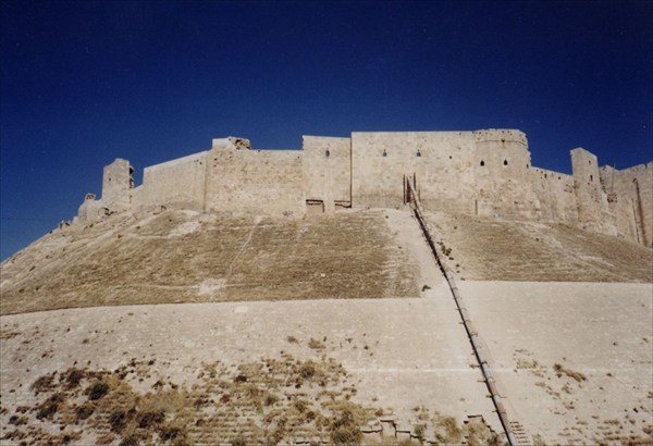 Крепость в Алеппо впечатляет своими неприступными стенами