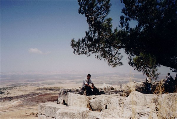Вид с холма на сирийские каменистые степи