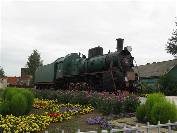 Памятник-паровоз серии "Э" на вокзале в Балезино