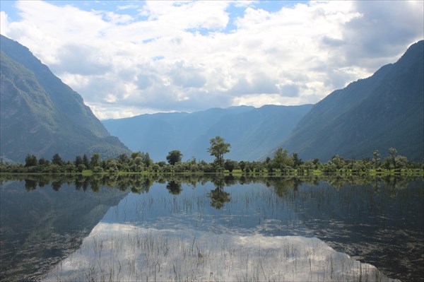 Озерцо и долина реки Чулышман