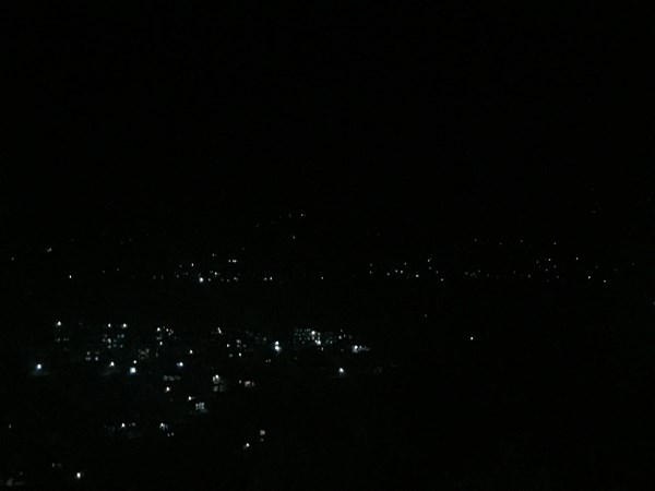 Когда потемнело, звезды зажглись не на небе, а на горах вокруг.