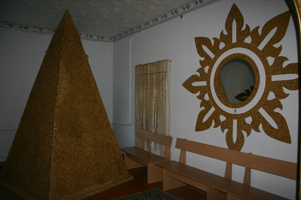 пирамида и зеркало из янтаря