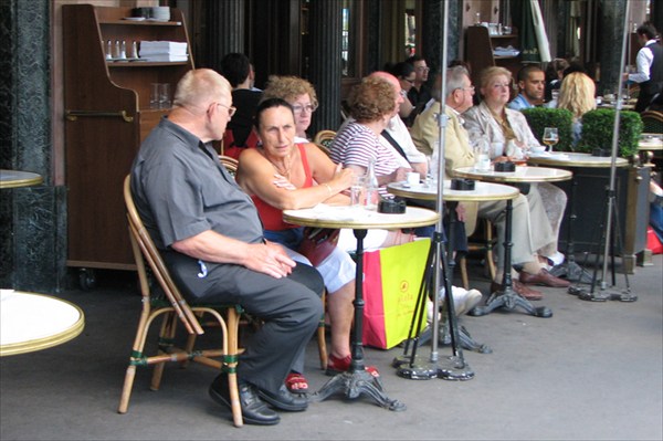 Парижское уличное кафе