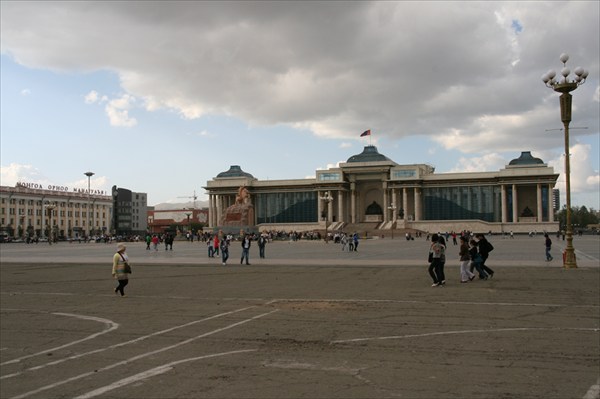 Улаанбаатар(Улан-Батор).Площадь Сухэбаатара
