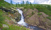 Водопад на ручье из цирка Верхнего Зуба