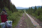Фото 21. Перевал Озерный. Спуск, дорога-струна, река…