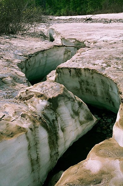 Фото 12. Р. Светлая. Ручей в леднике.