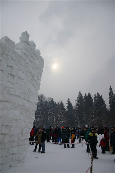 у крепости