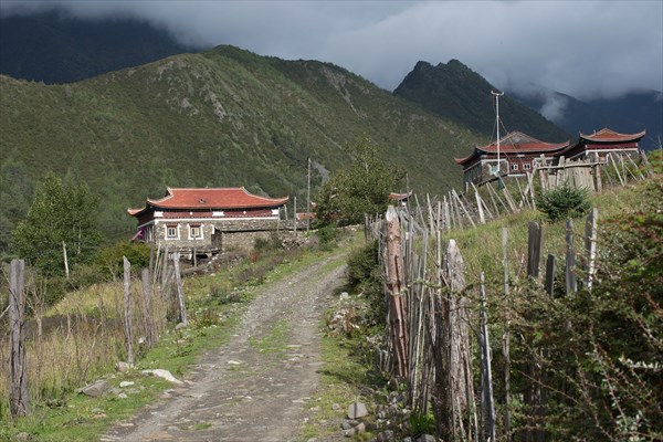 Тибетска деревня, уже поближе