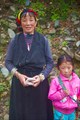 Типичная тибетская женщина с ребенком.