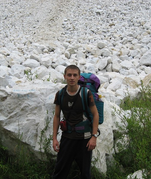 Саша.-на фоне горы из чистого мрамора.Это-отвалы карьера.