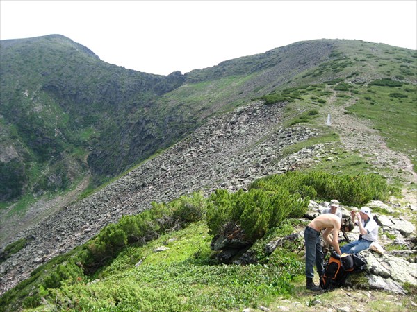 На гребне.Слева и выше-вершина.