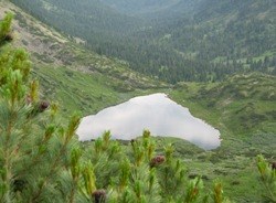 Вид сверху на озеро Сердце(ниже-долина реки Беымянной.)