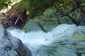 Вода в расщелине водопада
