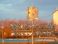 Герб Ямало-Ненецкого автономного округа в аэропорту Салехарда.