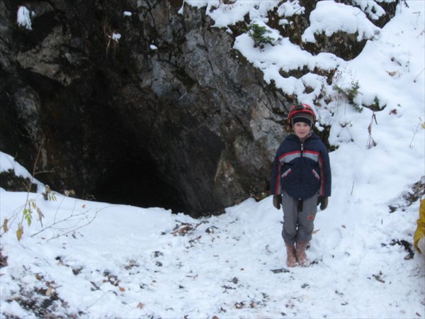 Юный спелеолог у входа в Пещеру