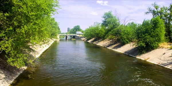 Оросительный канал в Быковском районе