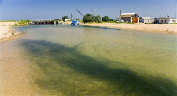 Канал соединяющий Черное море и Кизилташский лиман.