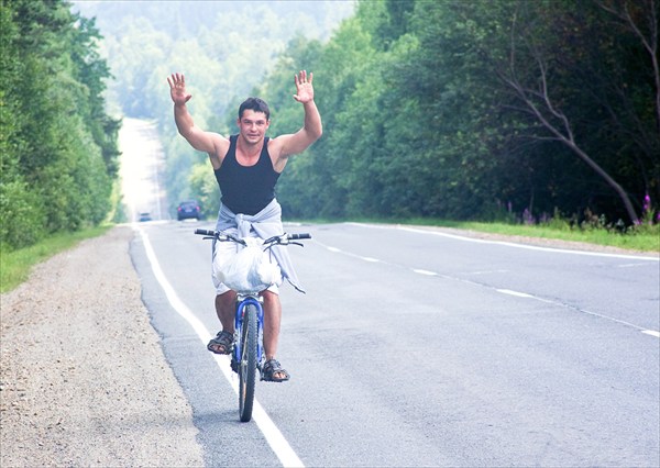 Мой двоюродный братец Юра Решетников на велосипедиста не похож