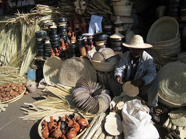 Продавец важных вещей на рынке в Эритрейской столице - Асмаре