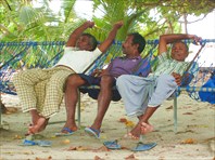 Мальдивские аборигены на традиционной коммунальной площадке