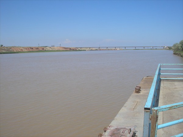 Вид с парома на новый автомобильный мост через Пяндж.