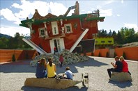 Upside-Down-House-Terfens-Austria-Красный перевернутый дом в дер. Терфенс