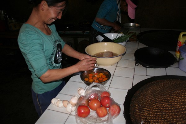 Рецепт приготовления китайской `яичницы с помидорами`.