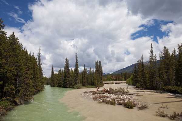 Река в деревне Lake Louise во время наводнения