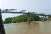 Автомобильный мост через реку.