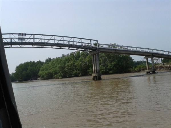 Автомобильный мост через реку.