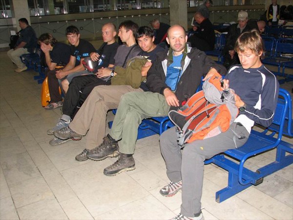 Группа `Москвичей` в аэропорту Внуково в 6-30 утра 5.09. 2008 г.