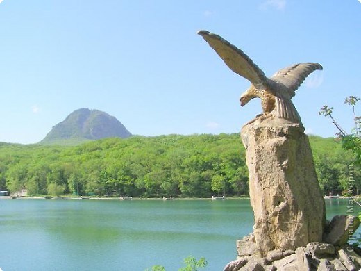 Скульптура на берегу