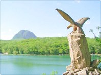Скульптура на берегу-Декоративное курортное озеро