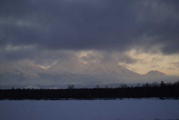панорама северной группы вулканов включая влк. Ключевская сопка