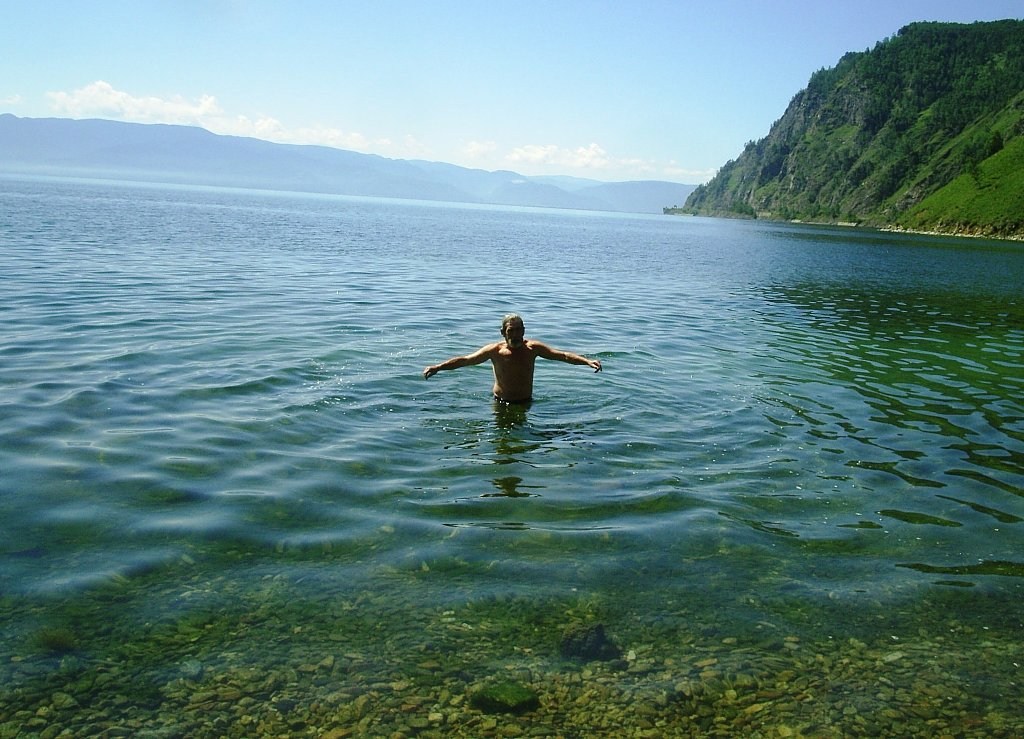 Байкал купаться летом. Озеро Байкал купание. Купание в Байкале летом. Люди купаются в Байкале. Озеро Байкал люди купаются.