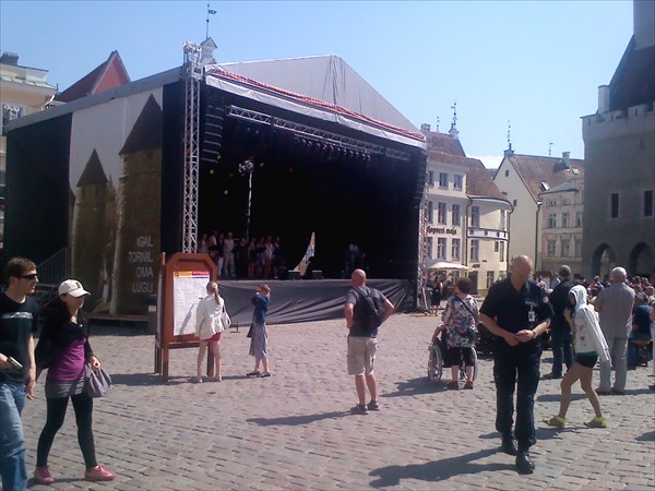 На ратушной площади Таллина концерт.
