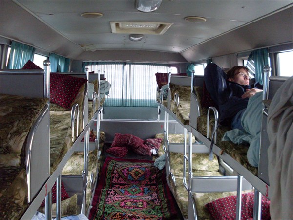 Уютный интерьер автобуса 1-го класса...