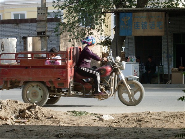 В кузове грузового  мотоцикла удобно перевозить детей...